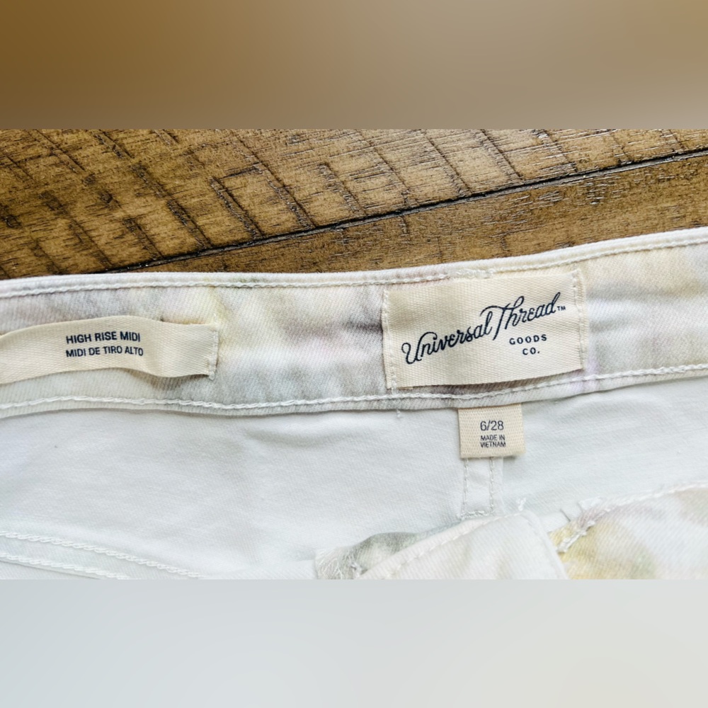 Universal Thread High Rise Shorts - Size 6/28 - Picture 3 of 3